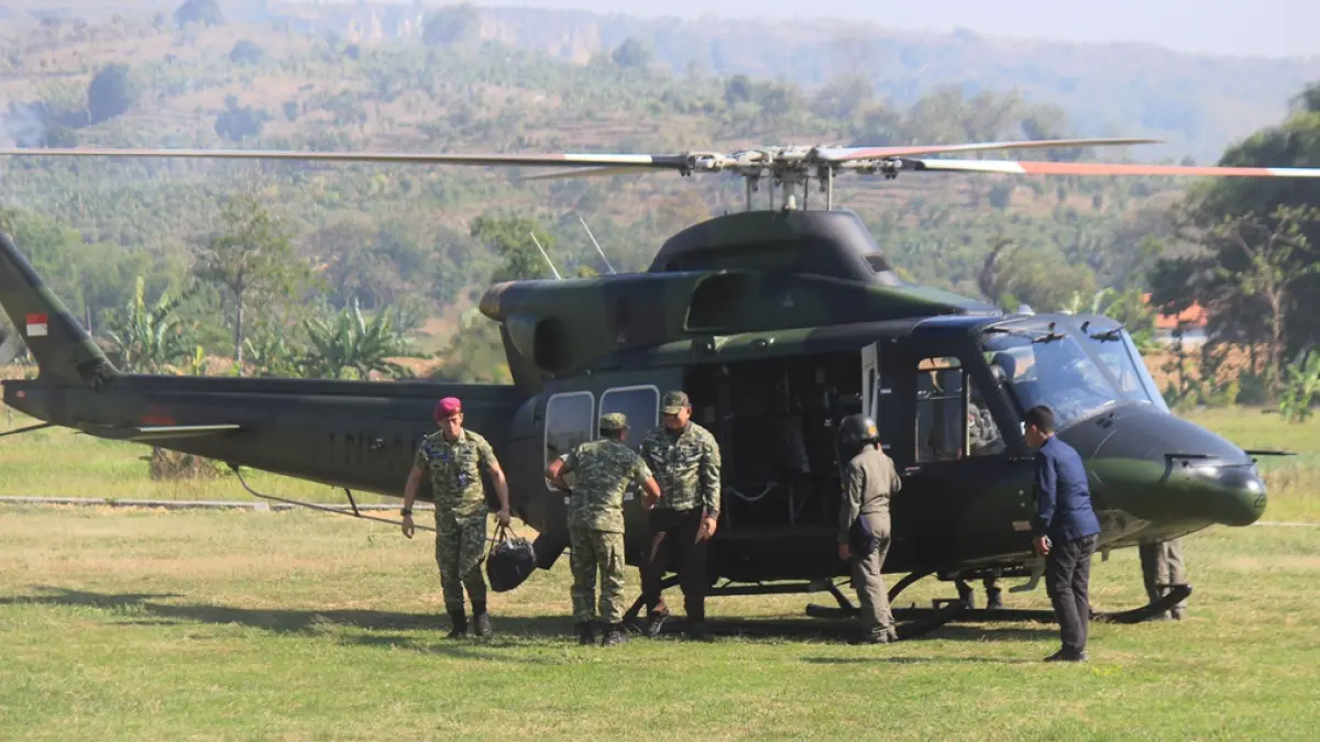 Menteri Pertahanan Sjafrie Sjamsoeddin turun dari helipad disambut Komandan Kodim 0811 Tuban Letkol Inf Galih Sakti Pramudyo dalam kunjungan kerjanya di Yonif TP 932/ Sunan Bonang. (ANDREYAN/RADAR TUBAN)