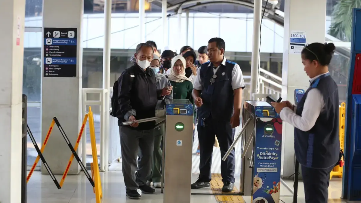 Petugas Transjakarta mengarahkan calon penumpang di halte Manggarai, Jakarta. (Dery Ridwansah/ JawaPos.com)