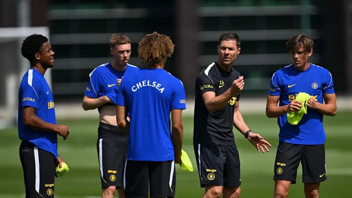 Xabi Alonso memulai latihan perdananya dengan para punggawa Chelsea. (Chelsea FC)