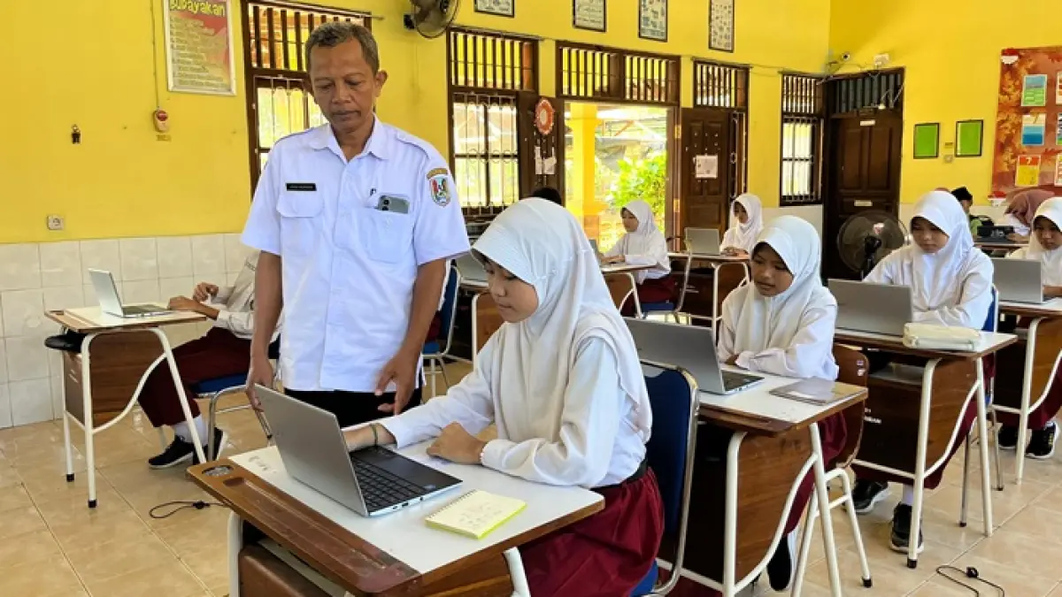 Kepala Sekolah SD Mondokan memantau kegiatan belajar mengajar di sekolahnya beberapa waktu lalu.&nbsp;(SHAFA DINA HAYUNING MENTARI/ RADAR TUBAN)