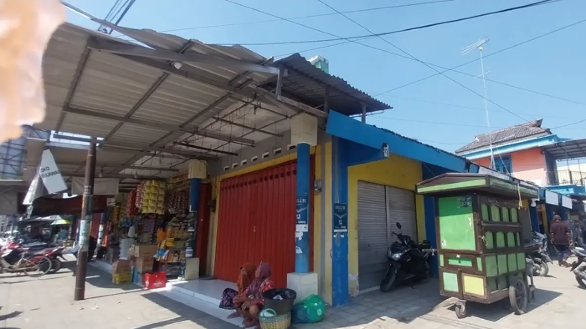 Pasar Desa Sambonggede, Kecamatan Merakurak yang masih menjadi pilihan berbelanja kebutuhan sehari-hari, meski harus bersaing dengan toko online. (M. Mahfudz Muntaha/Radar Tuban)