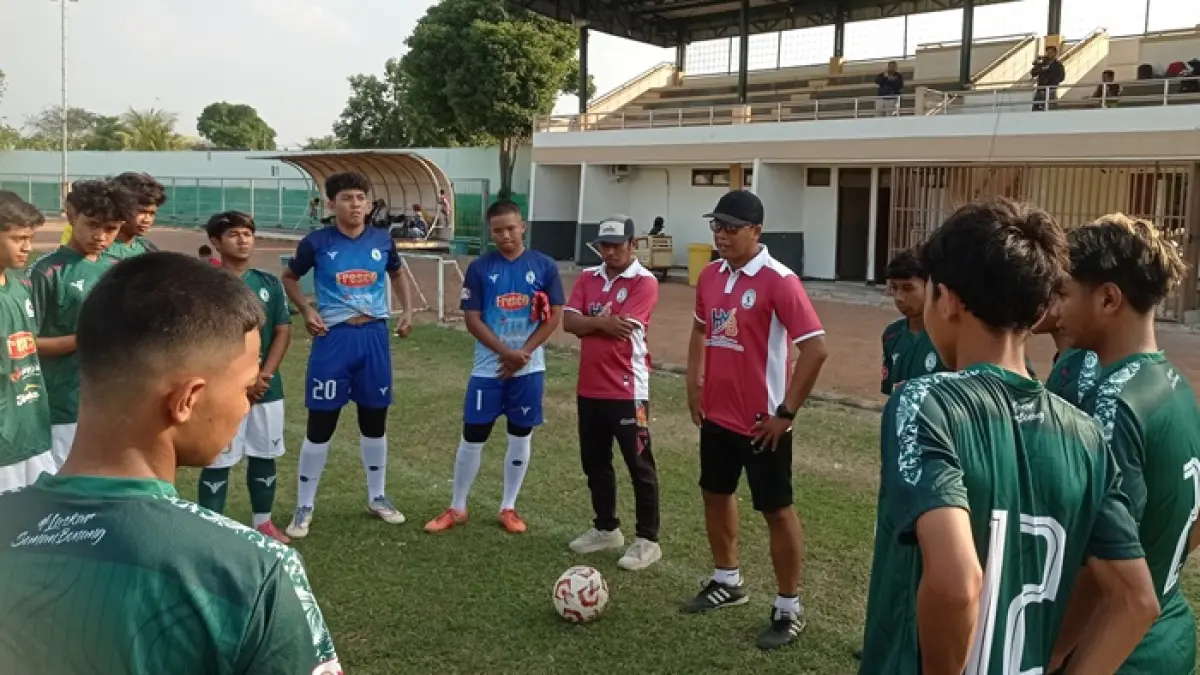 Tim Bumi Wali FC U-17 saat melakoni ajang pertandingan uji coba melawan tim Porkab Kecamatan Kerek di Stadion Lokajaya Tuban, Rabu (8/7). (BUMI WALI FC UNTUK RADAR TUBAN)