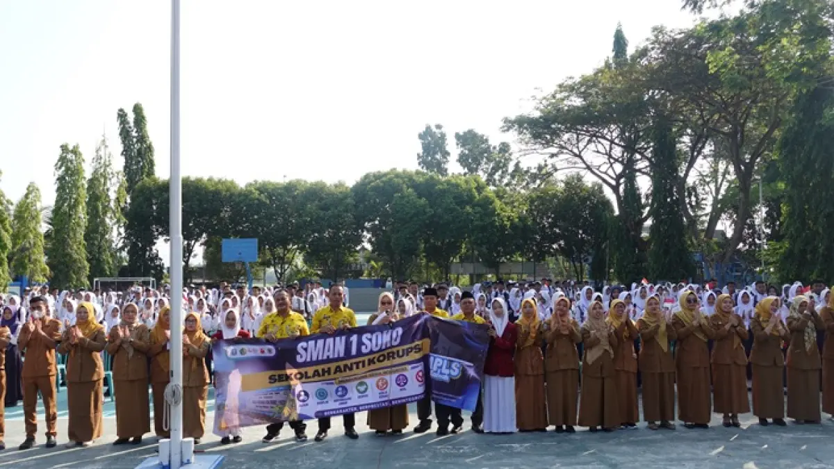 Kepala SMAN 1 Soko Sumarni bersama jajaran pengurus komite dan dewan guru serta siswa baru mendeklarasikan sekolah antikorupsi sebagai penekanan pendidikan karakter bagi siswa baru. (RADAR TUBAN)