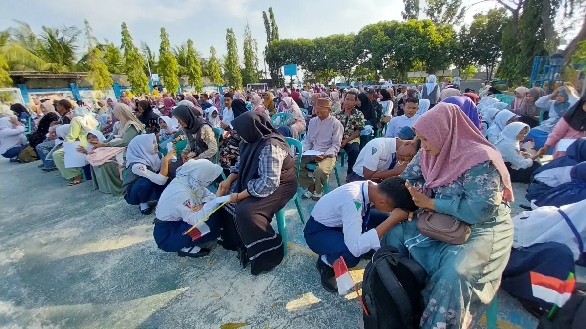 Momen sungkeman siswa baru SMAN 1 Soko dengan orang tuanya untuk membentuk ikatan emosional di lingkungan keluarga. (RADAR TUBAN)