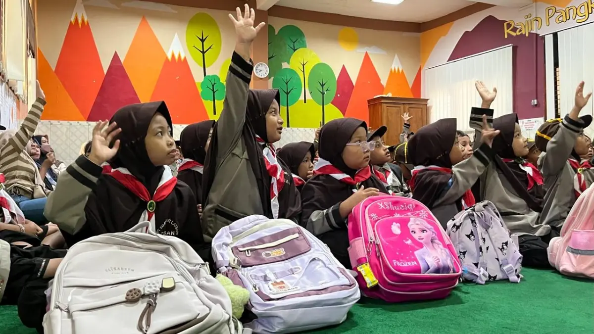 Peserta didik baru kelas 1 SDN Latsari mengikuti kegiatan pengenalan lingkungan sekolah kemarin (13/7). (SHAFA DINA HAYUNING MENTARI/RADAR TUBAN)