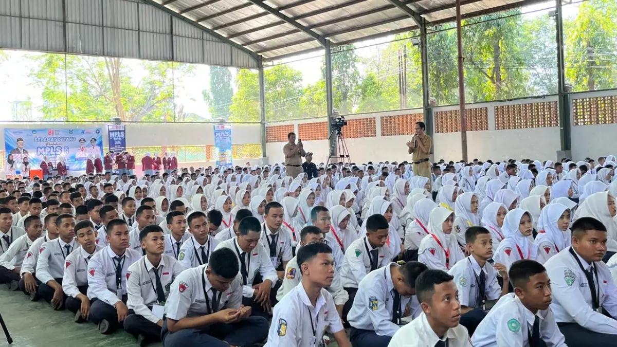Sekolah memberikan materi MPLS kepada siswa baru SMKN 1 Tuban di hari pertama tahun ajaran baru kemarin (13/7).  (SHAFA DINA HAYUNING MENTARI/ RADAR TUBAN)