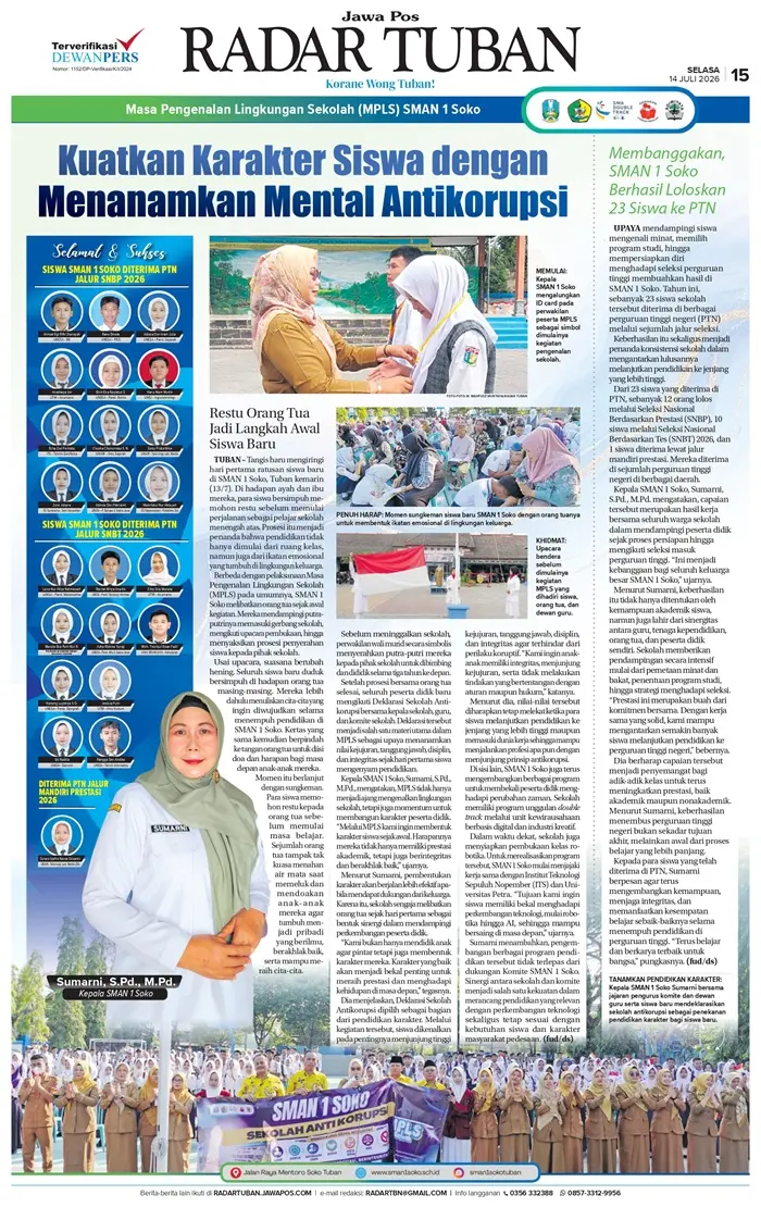 Suasana haru menyelimuti hari pertama MPLS di SMAN 1 Soko Tuban. Ratusan siswa baru bersimpuh memohon restu dan menuliskan cita-cita di hadapan orang tua mereka. (RADAR TUBAN)