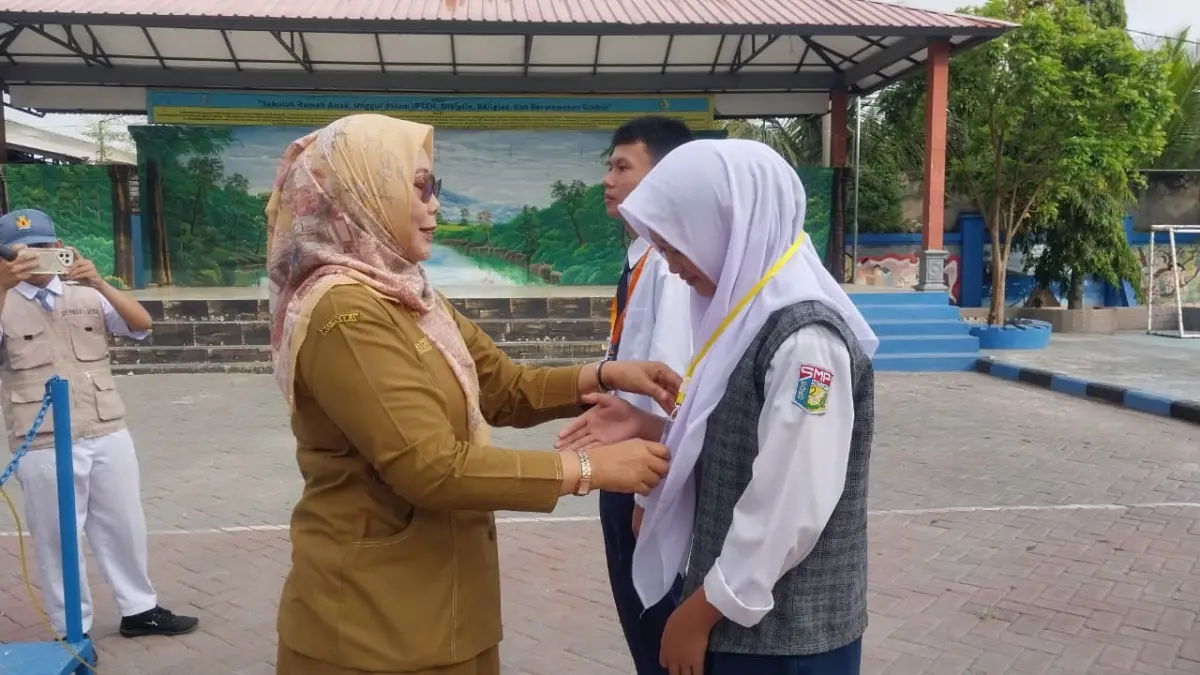 Upacara bendera sebelum dimulainya kegiatan MPLS yang dihadiri siswa, orang tua, dan dewan guru. (RADAR TUBAN)