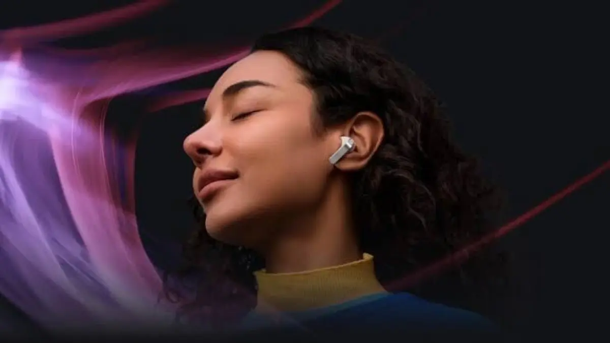 Seseorang mendengarkan musik via TWS. (Gadget Flow)