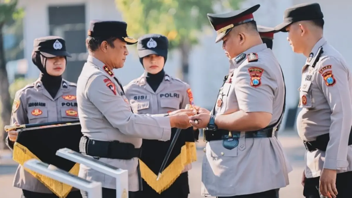 Kapolda Jatim Irjen Pol Nanang Avianto mengukuhkan peningkatan status Polres Tuban menjadi Polresta Tuban, sekaligus memimpin prosesi sertijab pimpinan baru yang saat ini dijabat Kombes Pol Jazuli Dani Irawan. (HUMAS POLRES TUBAN UNTUK RADAR TUBAN)