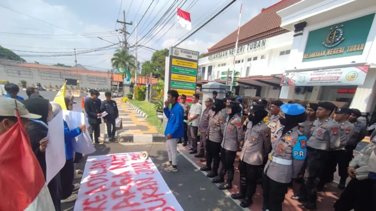 Para aktivis mahasiswa PMII Tuban menggelar aksi unjuk rasa yang menyoroti dugaan suap kasus tambang ilegal yang menyeret empat jaksa di Kejari Tuban, kemarin (15/7). (ANDREYAN/RADAR TUBAN)