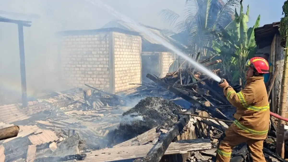 Petugas Damkar Tuban melakukan pemadaman api yang menghanguskan bangunan rumah dan kandang milik warga Desa Kayen, Kecamatan Bancar, kemarin (15/7) pagi. (DAMKAR TUBAN UNTUK RADAR TUBAN)