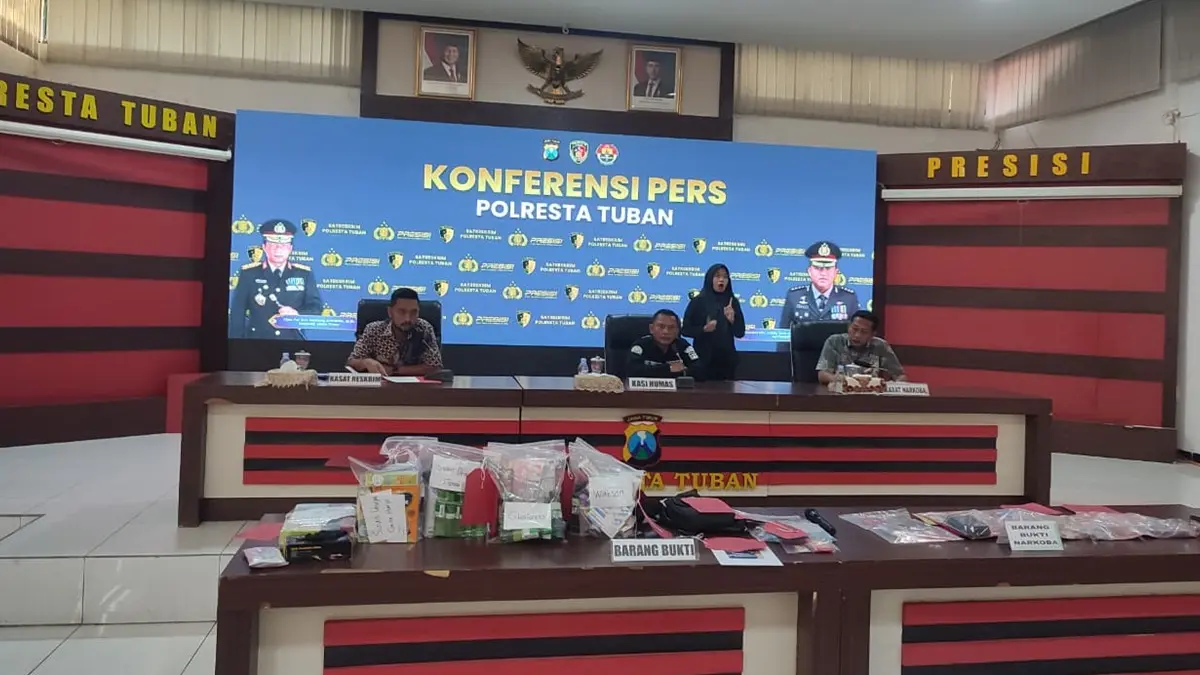 Kasat Reskrim Polresta Tuban AKP Bobby Wirawan Wicaksono Elsam Polresta Tuban (kiri) memaparkan pengungkapan kasus pelecehan anak di bawah umur dalam press release yang digelar di Gedung Sanika Satyawada Polresta Tuban, Jumat sore (17/7). (ANDREYAN/ RADAR TUBAN)