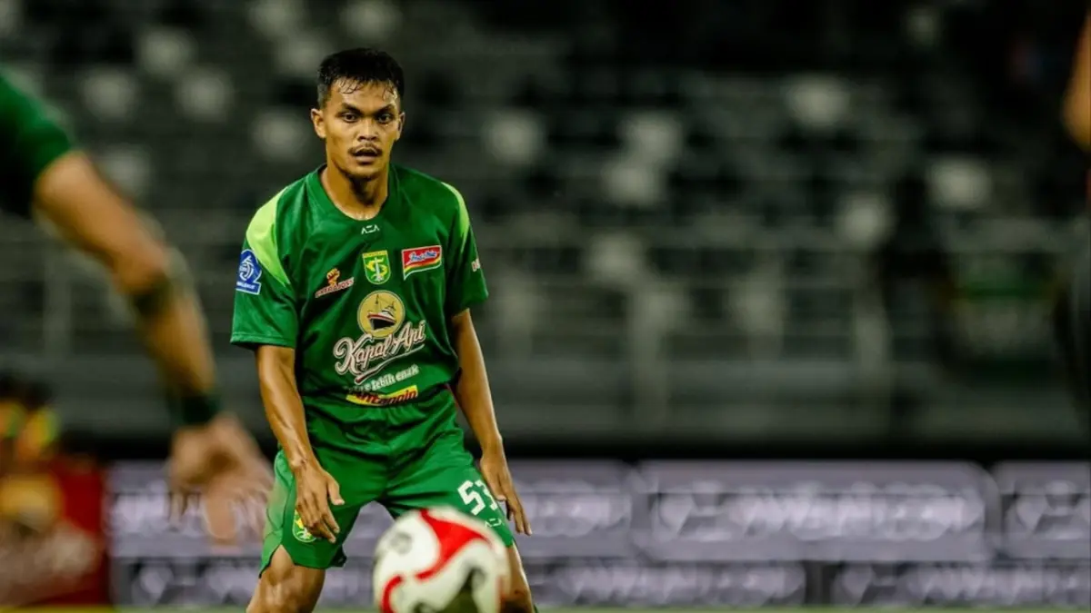 Aksi Rachmat Irianto bersama Persebaya di musim lalu. (Instagram/rachmatirianto)