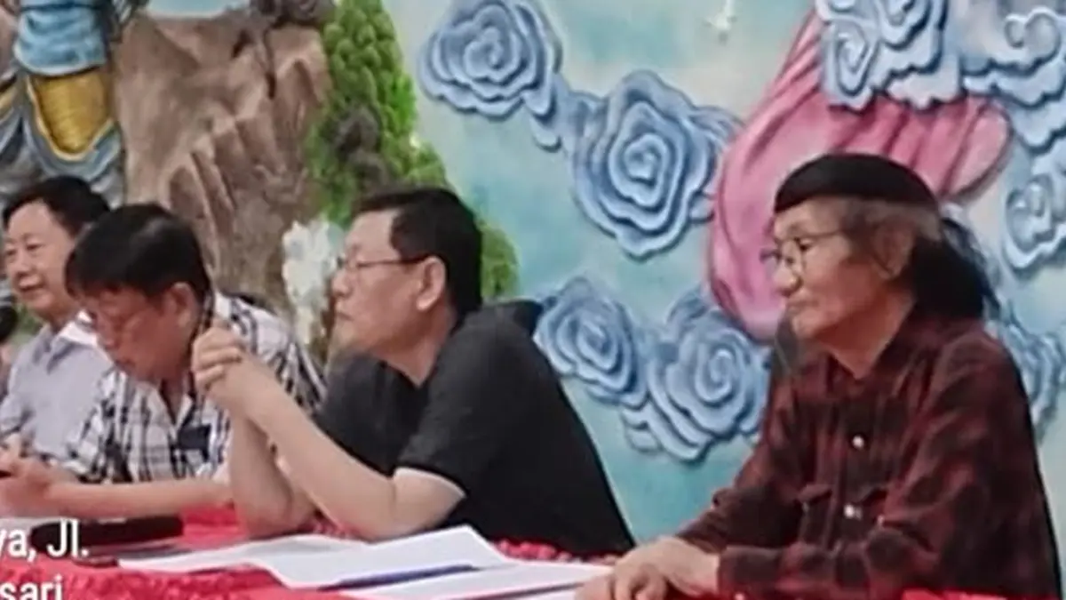 
Alim Sugiantoro (kanan) berdampingan dengan pengelola dan tokoh kelenteng dalam pertemuan yang membahas perdamaian di TITD Kwan Sing Bio Tuban pada Kamis (16/7) malam.
