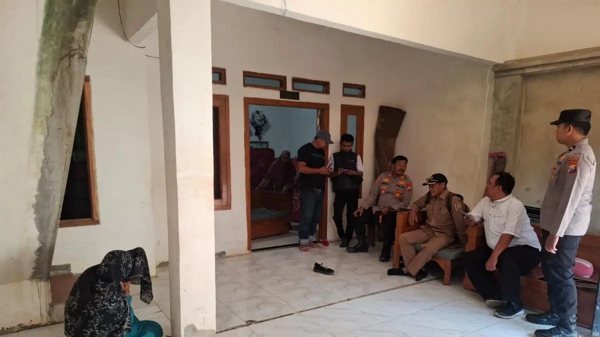 Forkopimcam Kecamatan Tambakboyo ketika melakukan penanganan ODGJ asal Desa Klutuk, Kecamatan Tambakboyo sebelum dijemput Pak Purnomo. (CAMAT TAMBAKBOYO UNTUK RADAR TUBAN)