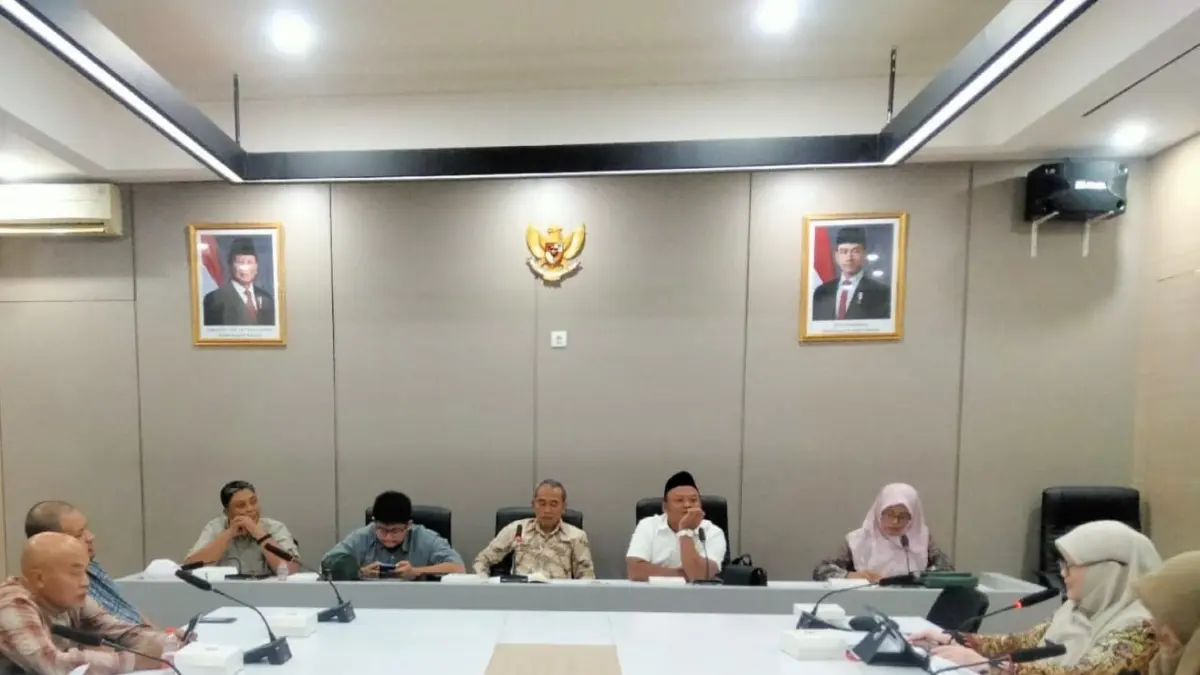 Komisi III DPRD Tuban melakukan rapat di ruang komisinya yang dihadiri Dinas Ketahanan Pangan Pertanian dan Perikanan Tuban, PT Pupuk Indonesia, dan distributor kemarin (16/7). (M. MAHFUDZ MUNTAHA/RADAR TUBAN)