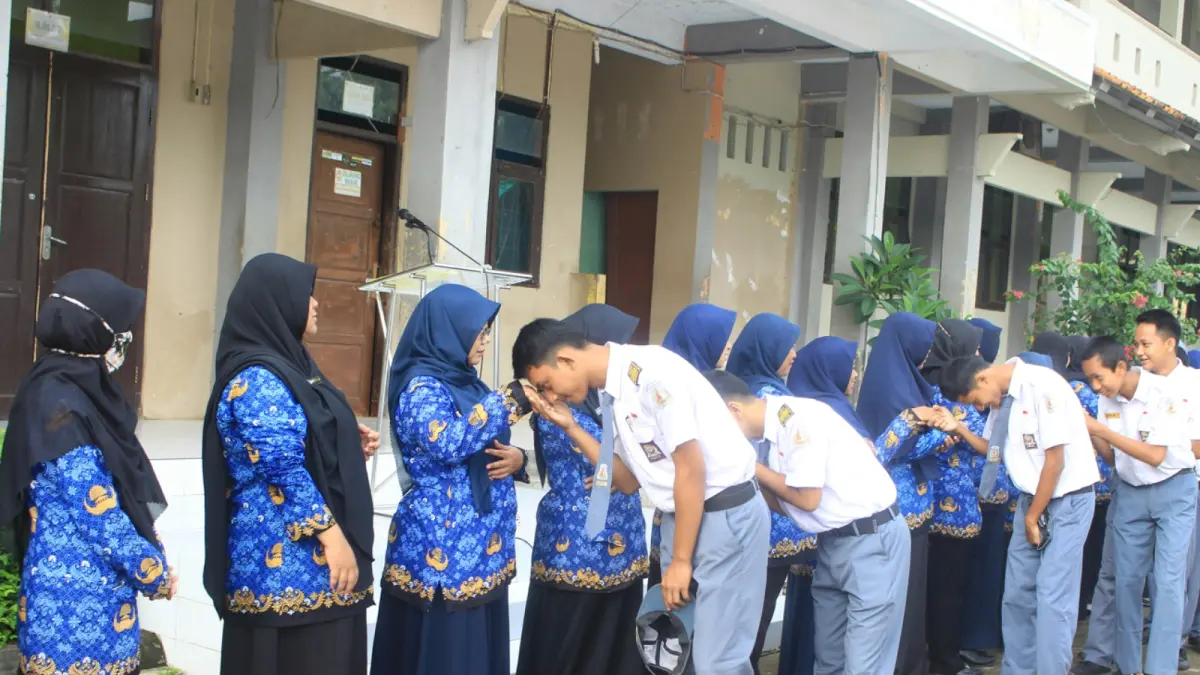 perbedaan antara teori yang dipelajari di kampus dengan realita di kelas. (SMKN 1 Gantar on Unsplash)