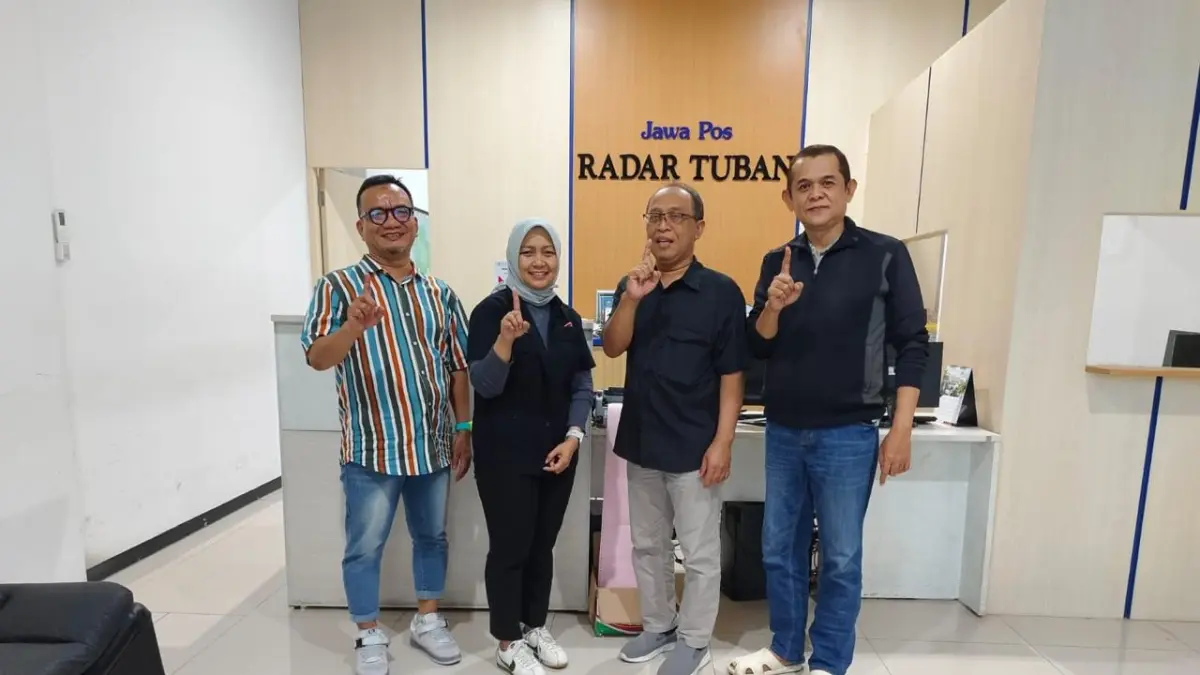 Media Relation and CSR Section Head MPM Honda Jatim, Nur Azizah (dua dari kiri) yang diapit Direktur Radar Tuban Tulus Widodo (dua dari kanan) bersama Manager Bisnis dan SDM Ardian Ananto, dan Pemred Dwi Setiyawan. (Dok. RADAR TUBAN)