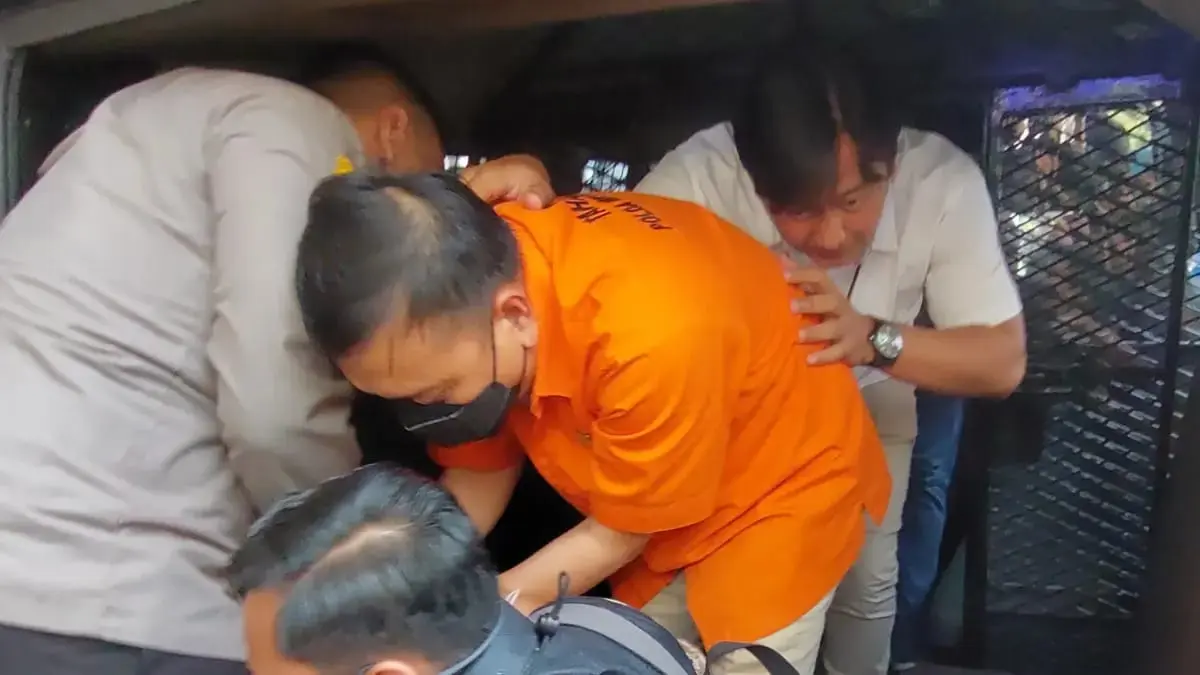 Polri resmi limpahkan tersangka korupsi Don Ritto beserta barang bukti emas, uang tunai, hingga brankas ke Kejaksaan Agung. (Ryandi Zahdomo/JawaPos.com)