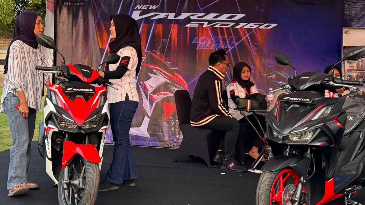 Seorang sales Honda sedang memberikan penjelasan mengenai fitur unggulan New Honda Vario 160 kepada pengunjung pada Public Exhibition di GOR Rangga Jaya Anoraga Tuban, Sabtu (18/7) sore.