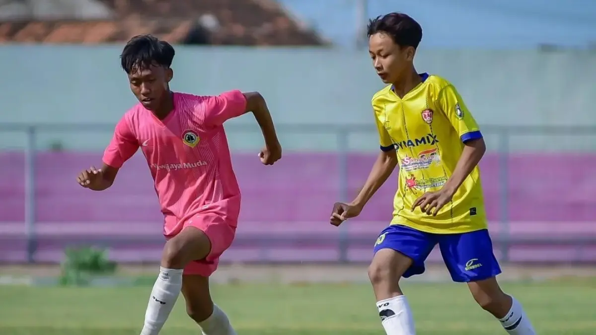 Aksi pemain SSB Brawijaya Muda saat bertanding dalam kompetisi Piala Soeratin U-15 Regional Tuban di Stadion Lokajaya Tuban. (Dok. RADAR TUBAN)