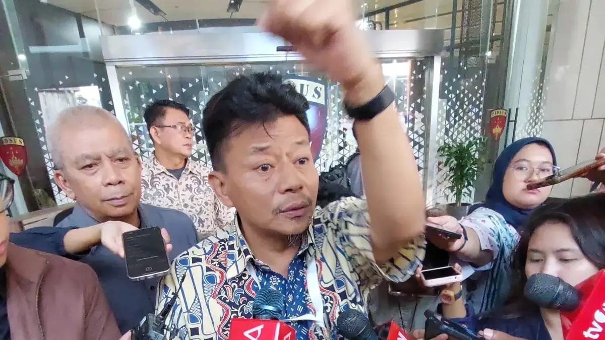 Kuasa hukum Don Ritto, Handika Honggowongso, saat memberikan keterangan di Kejaksaan Agung. (Ryandi Zahdomo/JawaPos.com)