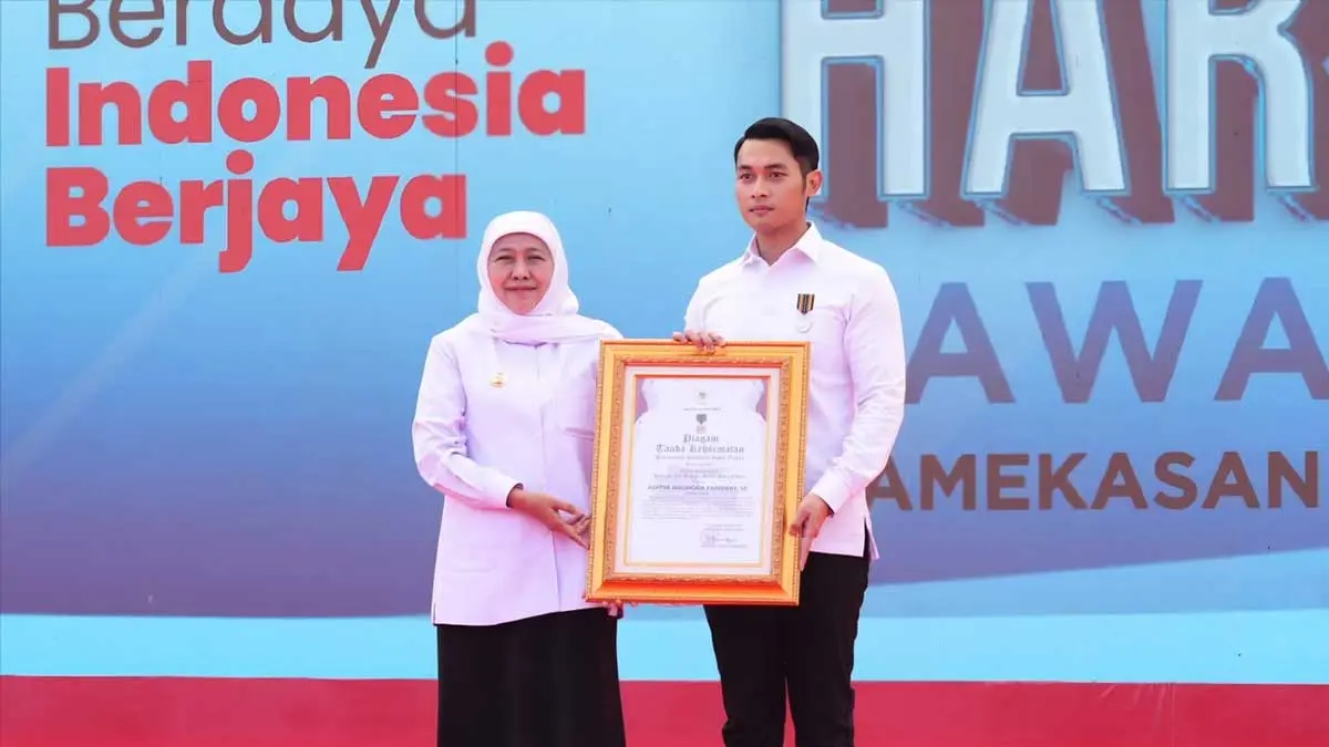 Gubernur Khofifah dan Mas Lindra foto bersama usai menerima piagam penghargaan, Selasa (21/7). (DISKOMINFO-SP UNTUK RADAR TUBAN)