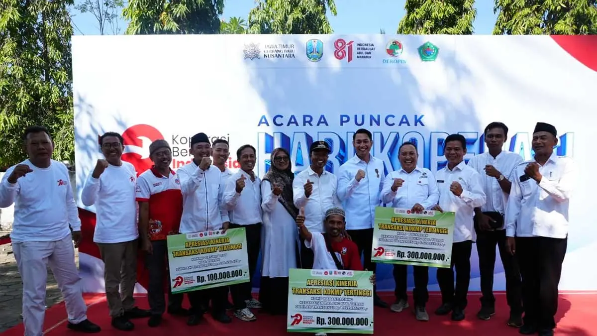 SINERGI-KOLABORASI: Pengurus KDMP Pucangan, KDMP Karangagung, KDMP Rengel, KDMP Gesikharjo pose bersama Bupati Aditya Halindra Faridzky usai menerima penghargaan dari Gubernur Jawa Timur Khofifah Indar Parawansa atas catatan transaksi tertingi se-Jatim. (DISKOMINFO-SP UNTUK RADAR TUBAN)
