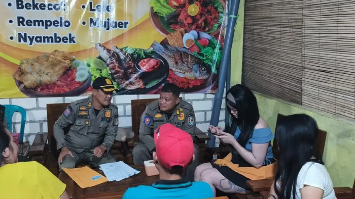 Petugas Satpol PP dan Damkar Tuban melakukan penertiban warung terindikasi menjual minuman beralkohol dan layanan karaoke tak berizin di wilayah Desa Bogorejo, Kecamatan Merakurak pada Minggu (19/7) malam. (SATPOL PP DAN DAMKAR TUBAN UNTUK RADAR TUBAN)