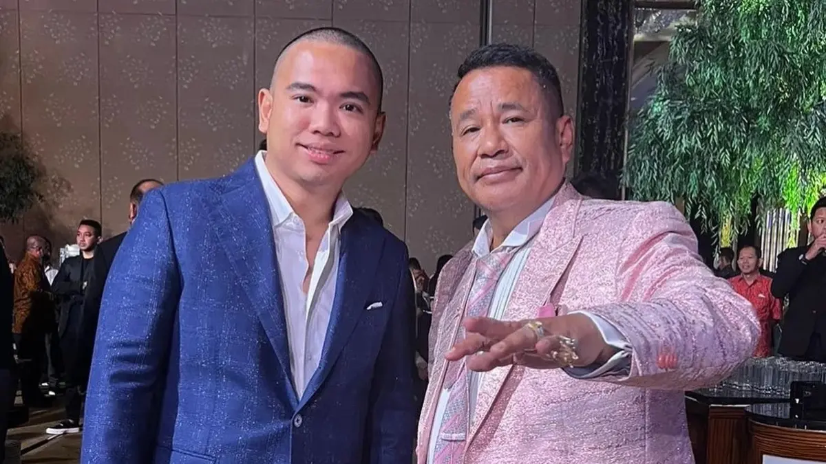 Pengacara Hotman Paris Hutapea bersama dengan anaknya Frank Alexander. (ISTIMEWA)