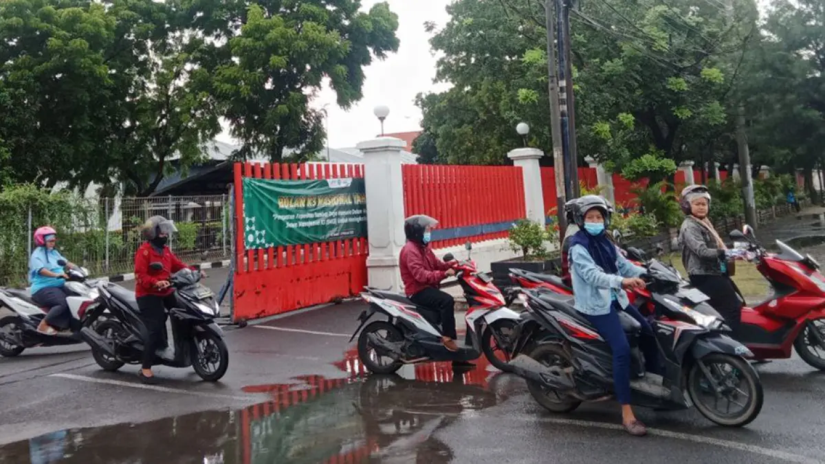 Sejumlah buruh pabrik rokok berkendara keluar dari area pabrik di salah satu pabrik penghasil rokok di Jenu, Tuban.&nbsp;(RADAR TUBAN)