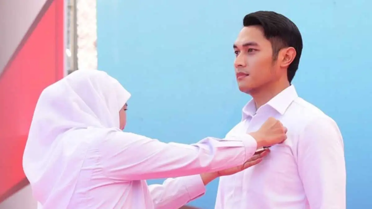 SELAMAT: Gubernur Jawa Timur Khofifah Indar Parawansa memasangkan lencana Jer Basuki Mawa Beya Emas kepada Bupati Aditya Halindra Faridzky atas komitmennya memajukan KDMP di Kabupaten Tuban, Selasa (21/7). (DISKOMINFO-SP UNTUK RADAR TUBAN)