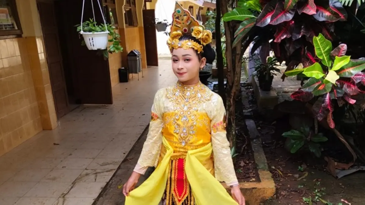 Sempat dipandang sebelah mata, Diandra Cheerya Alexza buktikan tari tradisional tetap relevan di era digital lewat aksi indahnya di medsos. (Diandra Cheerya Alexza Untuk Radar Tuban)