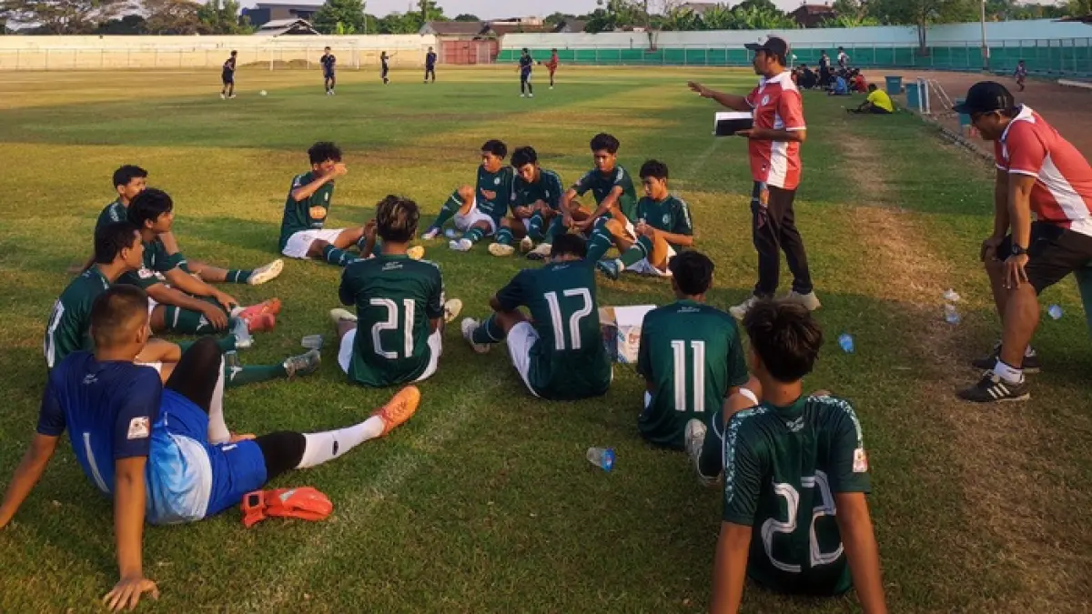 Pemain Bumi Wali FC U-17 Tuban mengikuti agenda uji coba pertandingan di Stadion Lokajaya Tuban. (BUMI WALI FC TUBAN UNTUK RADAR TUBAN)