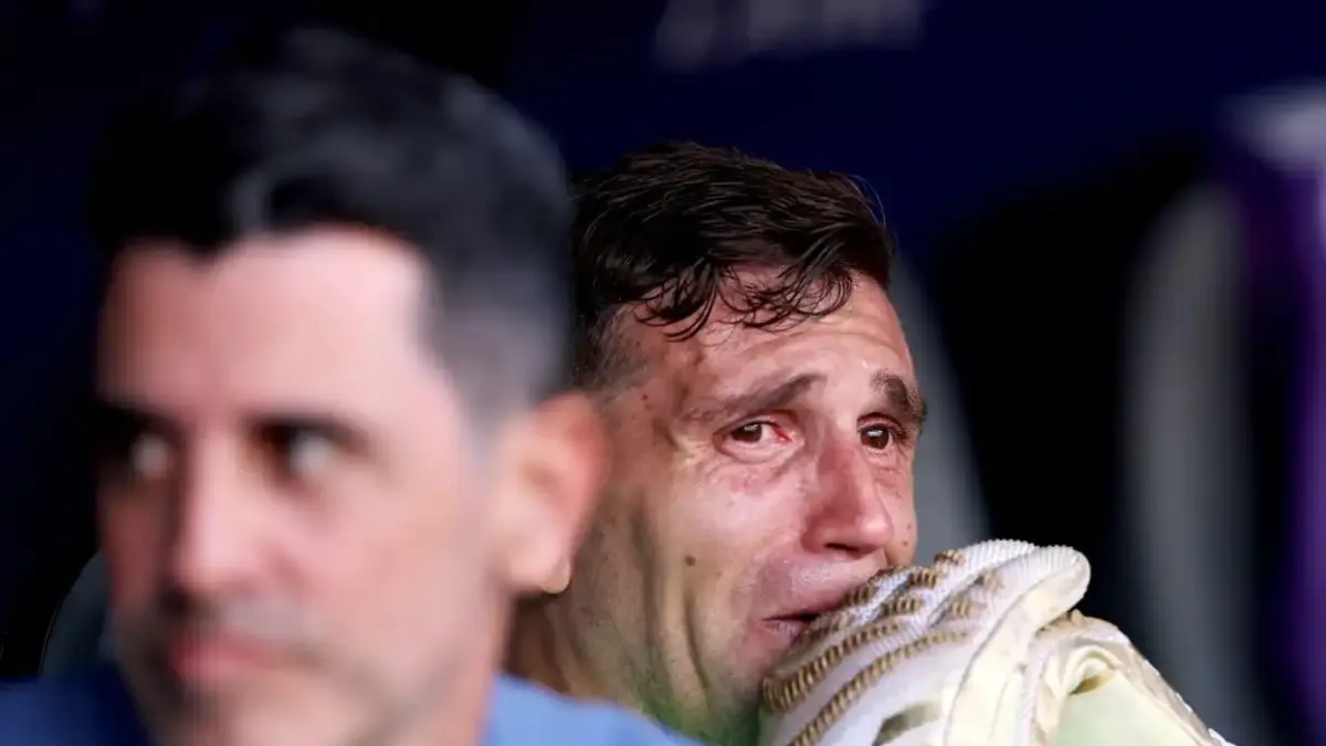 Tangis Emiliano Martinez pecah pasca kekalahan menyakitkan dari Spanyol di Final Piala Dunia 2026. (talkSPORT)