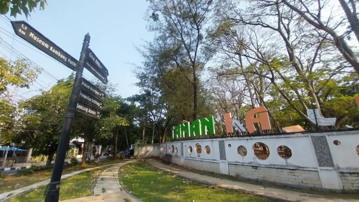 Tulisan neon boks Taman Kapur Tuban yang sudah tidak utuh dan membutuhkan penataan.