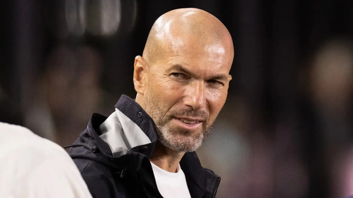Zinedine Zidane akan melatih timnas perancis hingga 2030. (sportbibble)