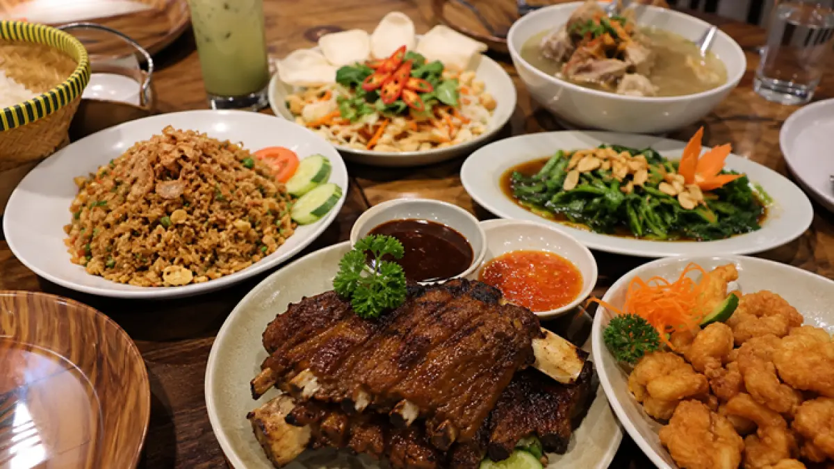 Kuliner lezat tak cuma dari warung pinggir jalan, ini 6 restoran favorit di Tuban yang tawarkan masakan lezat, tempat nyaman, dan pelayanan memuaskan. (RADAR TUBAN)