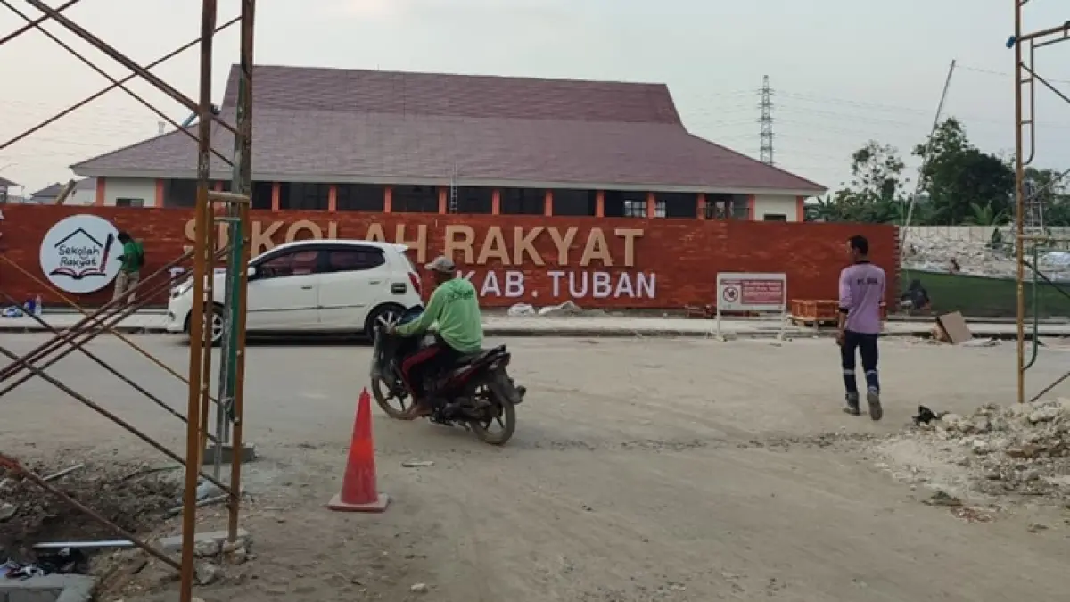 Pembangunan gedung permanen SR Terintegrasi 18 Kabupaten Tuban di Jalan Letda Sucipto, Kelurahan Mondokan, Kecamatan Tuban yang sampai saat ini belum rampung. (Andreyan/Radar Tuban)