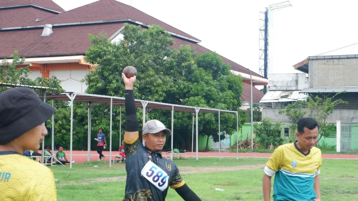 Aksi atlet tolak peluru National Paralympic Committee of Indonesia Tuban saat berlaga di ajang Keparprov Jatim 2023. (Radar Tuban)