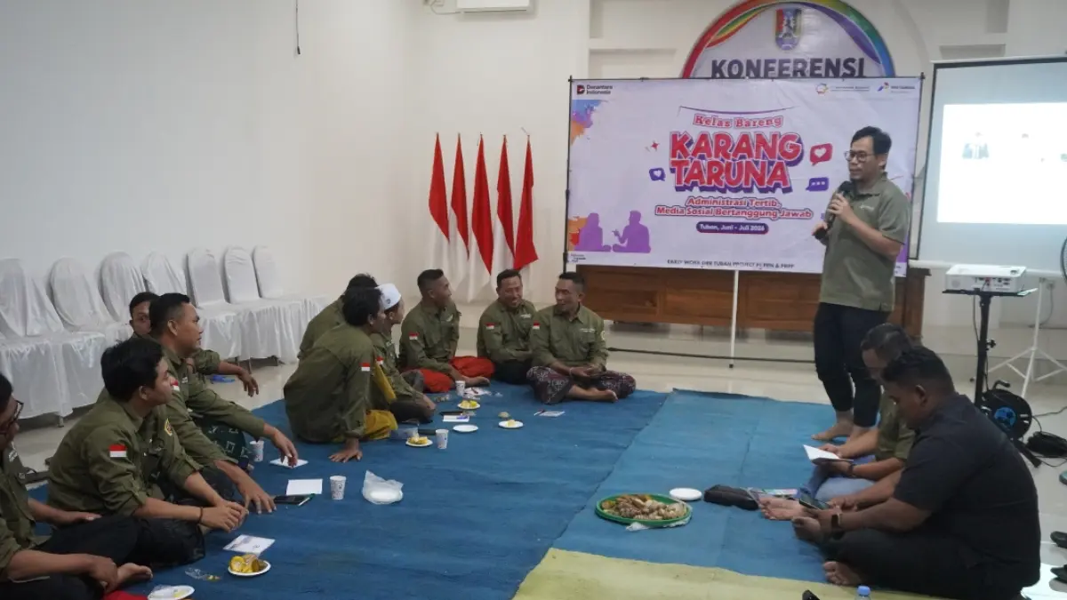 Karang Taruna Jenu saat menyimak materi tentang dunia digital untuk memerangi hoaks. (Radar Tuban)
