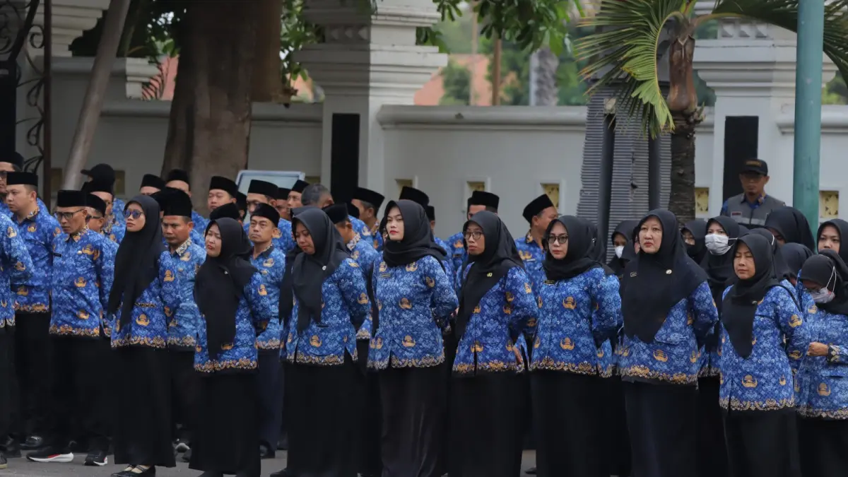 Pegawai Pemkab Tuban mengikuti upacara hari besar nasional di halaman Pemkab Tuban. (Ahmad Atho