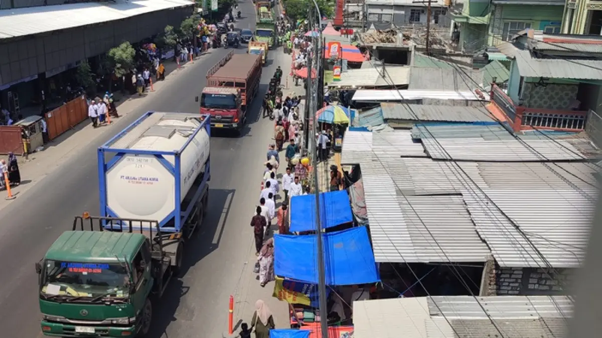 Suasana Jalan Raya Widang-Babat dipadati kendaraan dan lalu lalang jemaah Haul Langitan ke-56, kemarin (23/7). (Andreyan/Radar Tuban)
