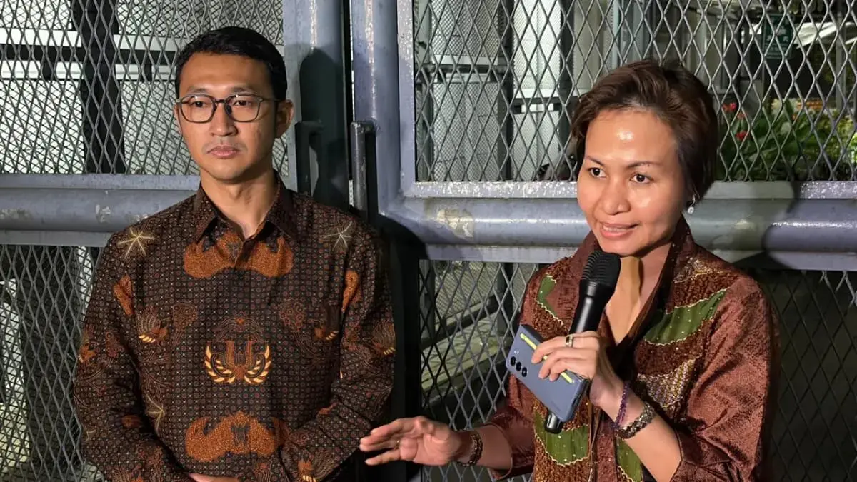 Deputi Bidang Koordinasi dan Supervisi KPK, Ely Kusumastuti, dan Juru Bicara KPK Budi Prasetyo di Kompleks Gedung Merah Putih KPK. (Muhamad Ridwan/JawaPos.com)