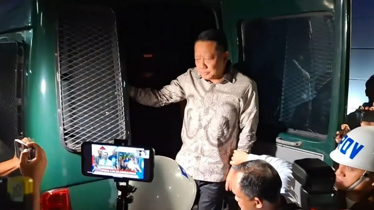 Eks Jampidsus Febrie Adriansyah saat tiba di rutan KPK tanpa mengenakan rompi tahanan. (Dok. KPK)