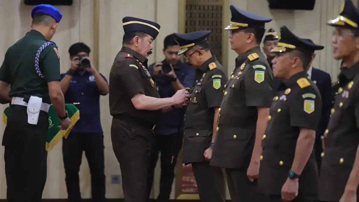 Jaksa Agung Sanitiar Burhanuddin melantik sejumlah pejabat di Gedung Utama Kejagung, termasuk di antaranya Jampidsus Kuntadi pada Jumat. (Dok. Kejagung)