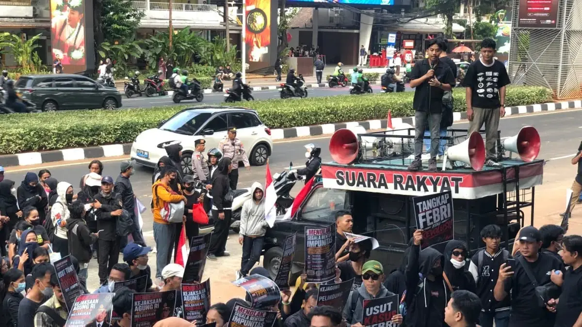 Massa aksi di Kejagung pada Jumat (24/7) melakukan aksi lempar tikus ke Gedung Kejagung. (Sahrul Yunizar/JawaPos.com)