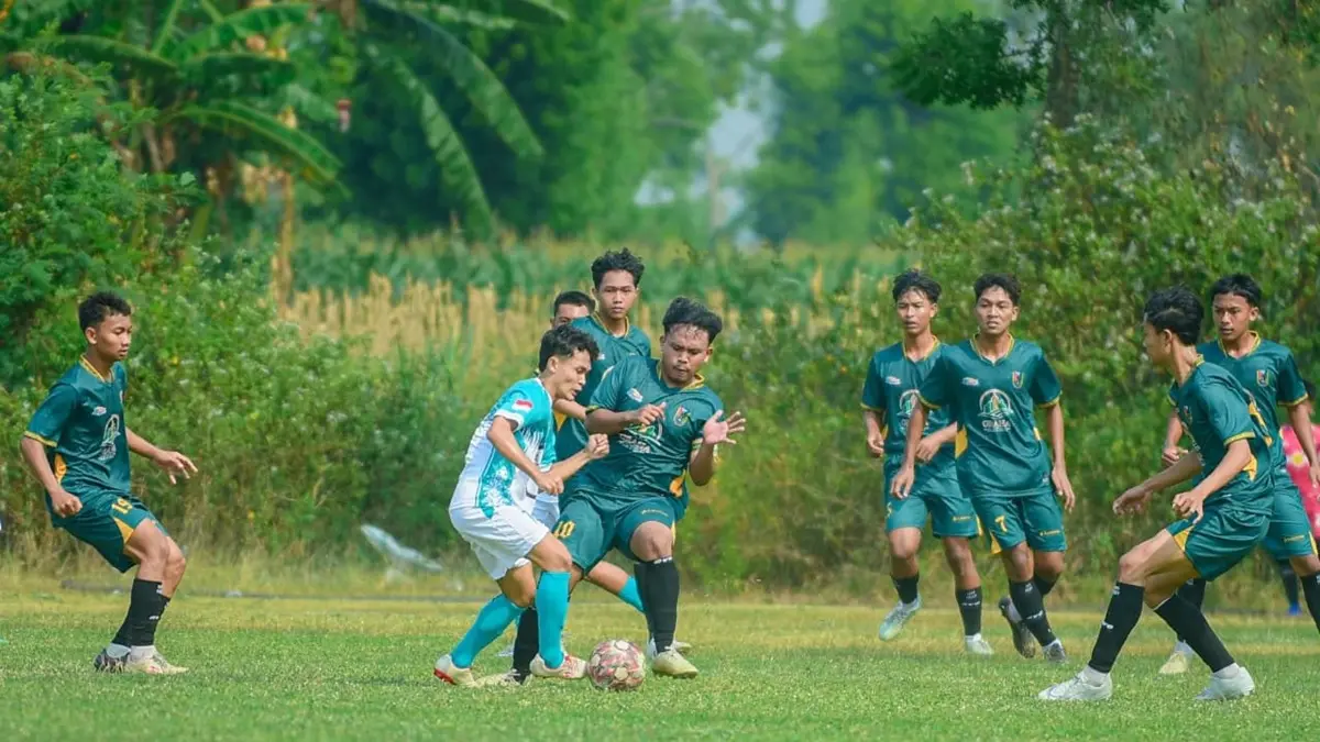 Pemain Kecamatan Kerek duel dengan pemain Kecamatan Jenu dalam babak penyisihan grup E di Lapangan Kanjeng City, Desa Margosuko, Kecamatan Bancar.(PORKAB KECAMATAN KEREK UNTUK RADAR TUBAN)