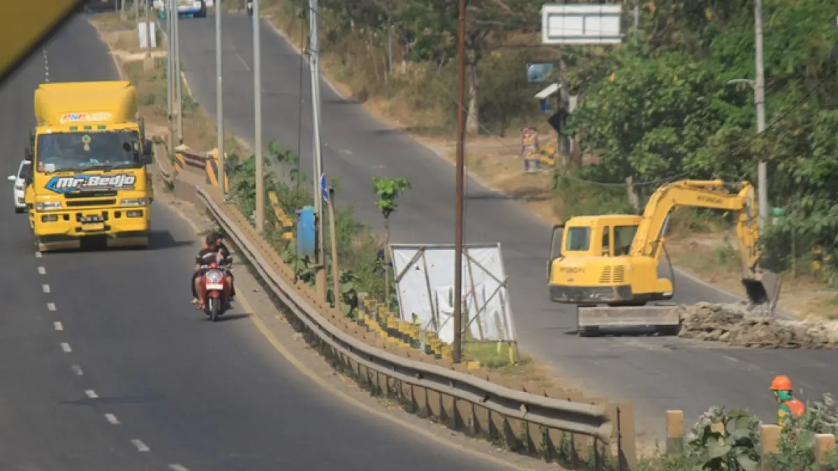 Rekonstruksi jalan lingkar selatan Tuban mulai berlangsung kemarin (24/7). Di sepanjang jalur tersebut masih banyak kendaraan yang melanggar rekayasa lalu lintas. (Anderyan/Radar Tuban)